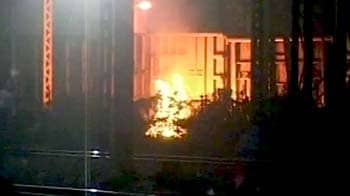 Video : मुंबई में आग से रेल सेवा प्रभावित