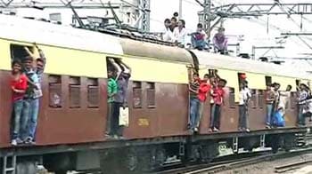 Video : Mumbai: 3 die after falling off overcrowded trains on Central line