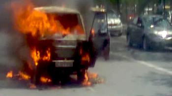 Videos : बीच सड़क पर धू-धू कर जल गई कार