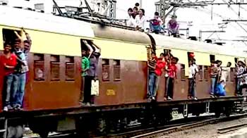 मुंबई : लोकल ट्रेन से गिरकर दो की मौत