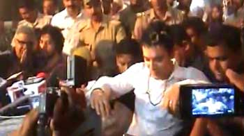 Video : Aamir Khan falls off stage in Varanasi