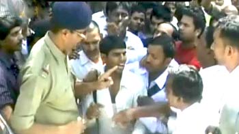 दारोगा ने छीने रुपये, मांगनी पड़ी माफी