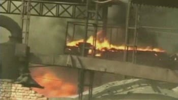 Video : Varanasi: Massive fire breaks out at oil factory