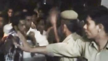 Video : Bijnor: Demanding release of relatives, Samajwadi Party workers clash with cops