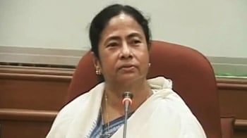 Video : Mamata meets PM for bailout, says president poll talk is premature
