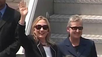 Hillary Clinton in Kolkata; likely to discuss FDI, Teesta with Mamata Banerjee