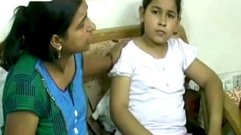 Video : बहादुर मां ने अपनी बच्ची को बचाया