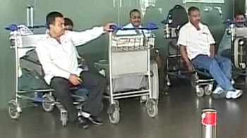 एयर इंडिया की हड़ताल से मुसाफिर परेशान