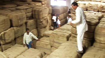 बोरों की किल्लत क्यों बनाई गई?