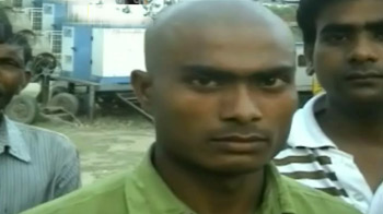 एसडीएम ने युवक का सिर गंजा करवाया