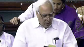 सिब्बल ने दिए अम्बेडकर का कार्टून हटाने के निर्देश