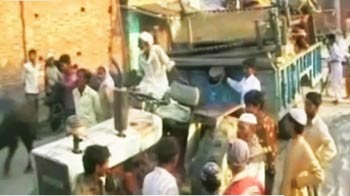 सपा कार्यकर्ताओं का खौफ, गांव छोड़कर भागे लोग