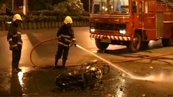 मुंबई में बाइकर्स गैंग की लोगों से झड़प मुंबई में बाइकर्स गैंग की लोगों से झड़प