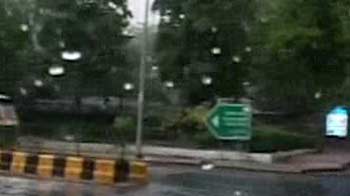 Dust storm lashes Delhi, temperature comes down