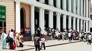 रेलवे स्टेशन पर रहें सावधान!