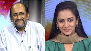 रुपये में गिरावट खतरे की घंटी है? रुपये में गिरावट खतरे की घंटी है?