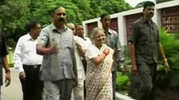 शीला के काफिले में घुसने वाले हिरासत में