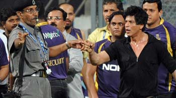 शाह रुख़ के ख़िलाफ़ थाने में केस दर्ज शाह रुख़ के ख़िलाफ़ थाने में केस दर्ज