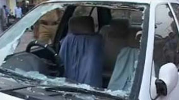 बाइक सवारों ने जजों को पीटा