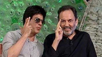 Video : SRK turns acting teacher for Prannoy Roy