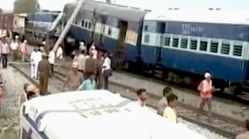 Hampi Express accident in Andhra Pradesh: 25 dead Hampi Express accident in Andhra Pradesh: 25 dead