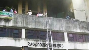 Video : वडोदरा की बिल्डिंग में आग, लोग फंसे