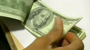 लगातार नीचे गिर रहा है रुपया