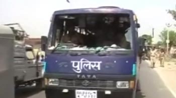 Nitish Kumar's convoy hit with stones by protestors in Bihar