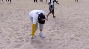 Video : NDTV Surfer helps clean up Dubai beach