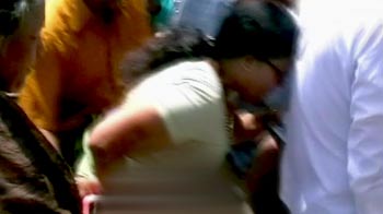 जलते-जलते बच गईं प्रदर्शनकारी