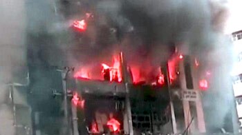 Videos : हैदराबाद : गोदाम में लगी भीषण आग