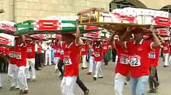 Video : Mumbai's dabbawallas celebrate their profession, march 4.5 km