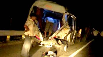 Video : 26 killed in bus accident on Mumbai-Pune Expressway; 17 injured