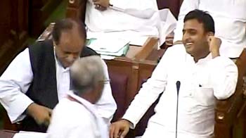 Akhilesh smiles serenely amid chaotic protests by Mayawati's party
