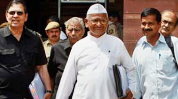 Congress using PM as a shield, says Team Anna Congress using PM as a shield, says Team Anna