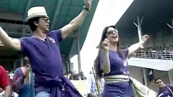Video : Shah Rukh, Juhi dance along with KKR players at Eden