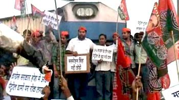 पेट्रोल कीमतों को लेकर सड़कों पर उतरी जनता