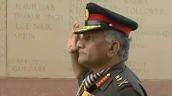 Video : Army Chief General VK Singh retires, lays wreath at Amar Jawan Jyoti