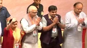 Video : Advani targets Gadkari in blog: Power struggle within BJP?