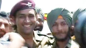 Video : When Lieutenant Colonel Dhoni met Indian army soldiers in J&K