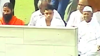 अन्ना-रामदेव एक दिन के अनशन पर अन्ना-रामदेव एक दिन के अनशन पर