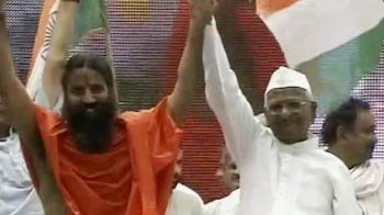 Video : Baba Ramdev takes on govt as he sits on fast with Anna