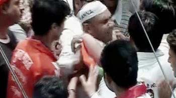 अन्ना के अनशन स्थल के करीब खुदकुशी की कोशिश