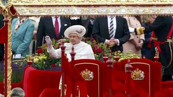 Video : Britain's Queen Elizabeth joins giant jubilee flotilla in London