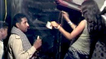Video : बिजनौर: बार बालाओं पर पुलिसवालों ने लुटाए नोट