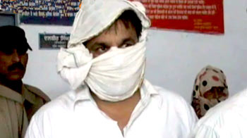 सेक्स रैकेट में कांग्रेसी नेता गिरफ्तार सेक्स रैकेट में कांग्रेसी नेता गिरफ्तार