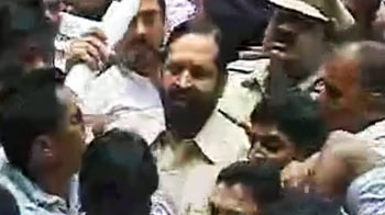 पुणे में कलमाड़ी के खिलाफ जमकर नारेबाजी