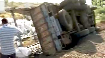 Videos : साणंद में ट्रक पलटने से 24 की मौत