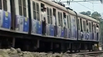मुंबई लोकल ट्रेनों में टक्कर, 10 घायल