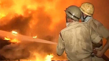 वजीराबाद : टायर के गोदाम में भीषण आग